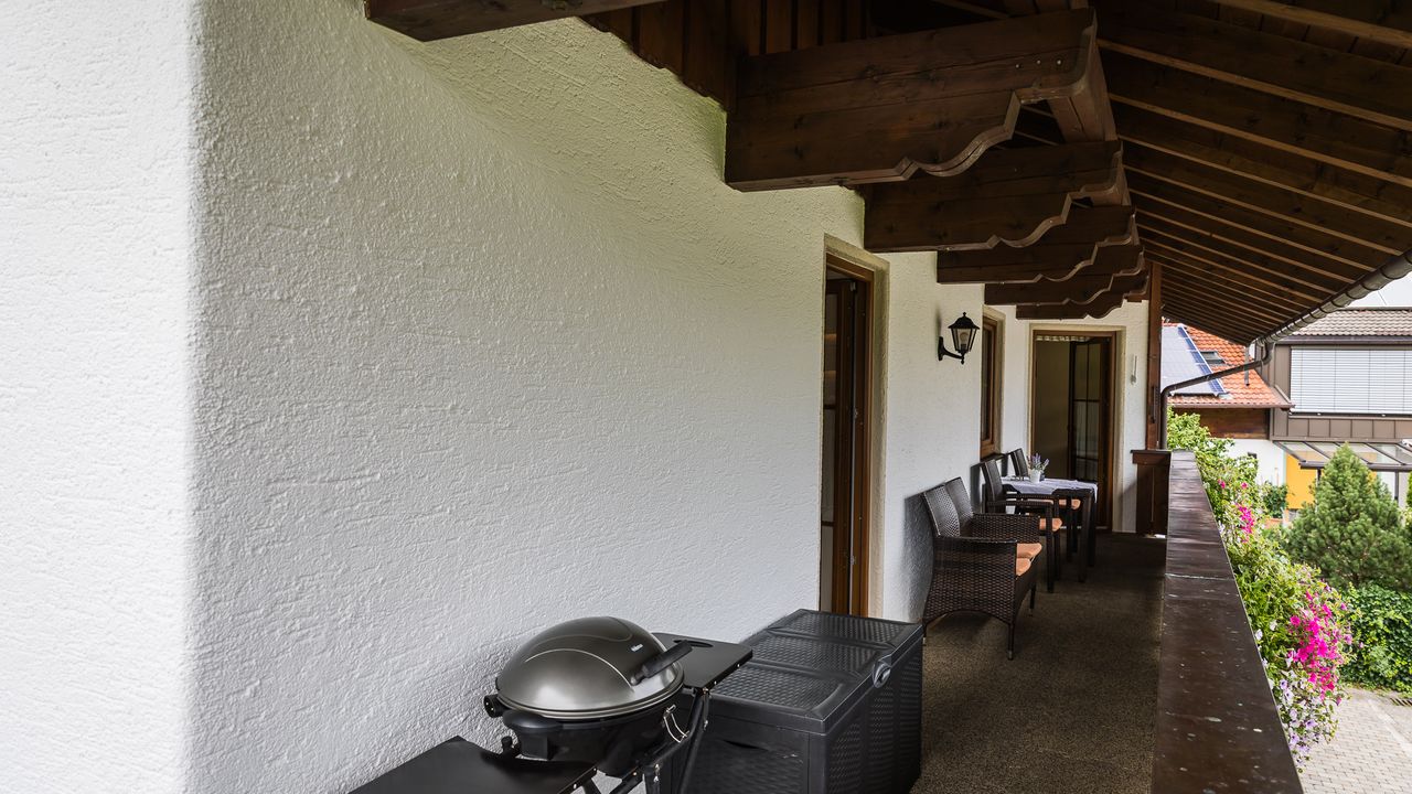 Umlaufender Balkon: Südost-Seite Umlaufender Balkon: Südost-Seite